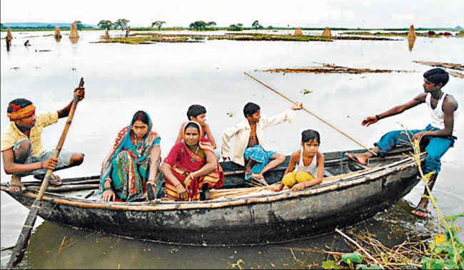 शहर व गांवों में घुसा बाढ़ का पानी