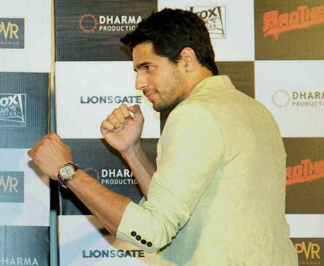 जानें ''सिक्‍स पैक एब्‍स'' को लेकर क्‍या कहा सिद्धार्थ मल्‍होत्रा ने