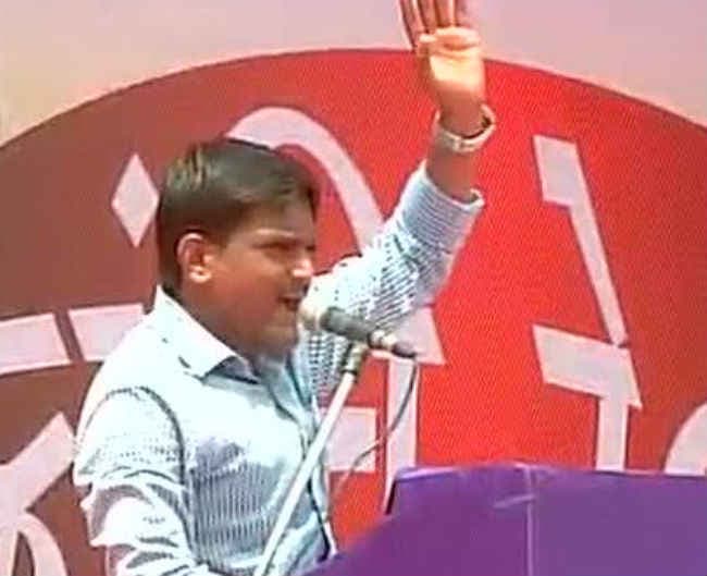 जब तक मुख्यमंत्री आकर हमारा ज्ञापन स्वीकार नहीं करतीं, हम भूख हड़ताल करेंगे : हार्दिक पटेल