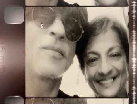 शाहरुख खान ने अपने पिता की पसंदीदा हिरोईन के साथ ली  सेल्फी