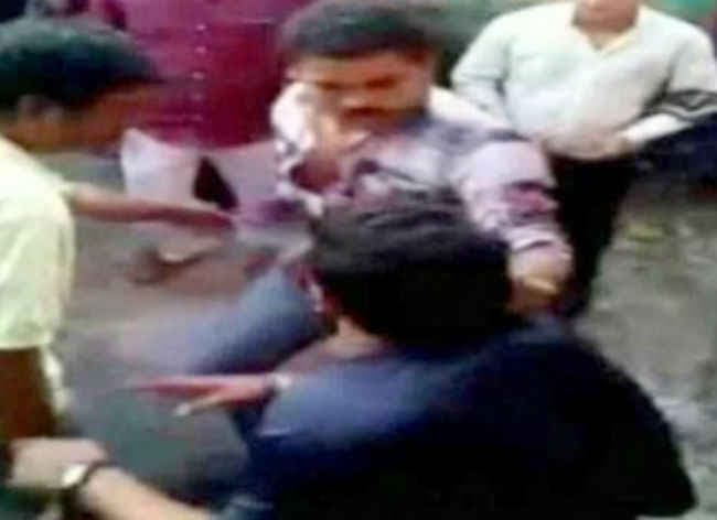 मेंगलोर : शाकिर को अन्य समुदाय की युवती से बात करने पर भीड़ ने किया निर्वस्त्र, पीटा