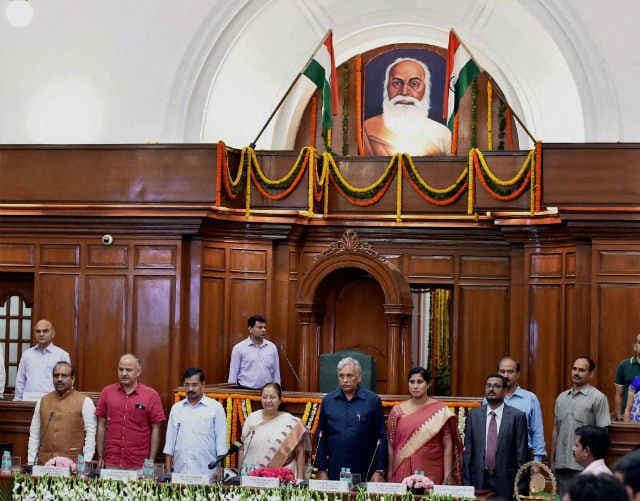 दिल्ली सरकार संयुक्त परिवार में पुत्रवधु जैसी : सुमित्रा महाजन