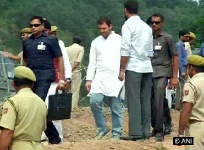 पुंछ सीमा पर पहुंचे राहुल गांधी ने उठायी मुआवजे, इंश्योरेंस व बंकर की मांग