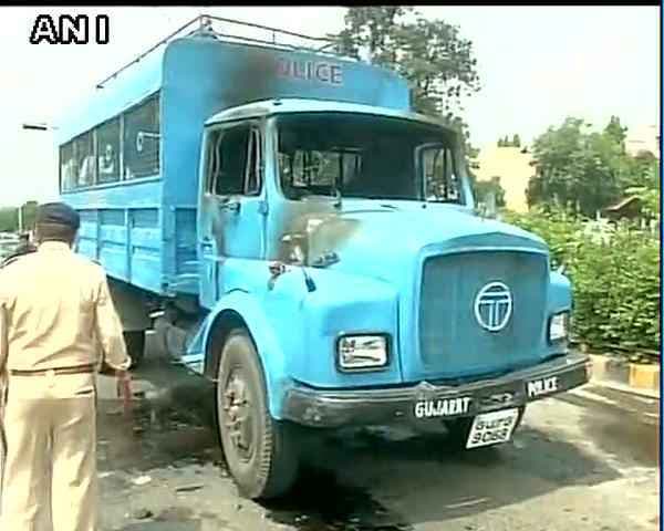 अहमदाबाद : बापूनगर में फिर भड़की हिंसा, पुलिस ने की हवाई फायरिंग