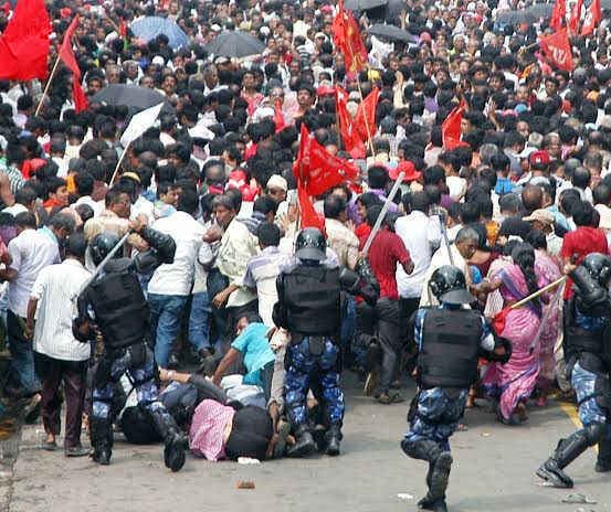 रणक्षेत्र में तब्दील हुआ कोलकाता व हावड़ा