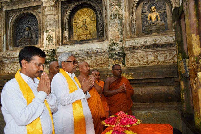 नीतीश, केजरीवाल ने महाबोधि मंदिर में एकसाथ की पूजा-अर्चना