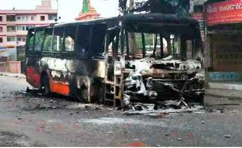 अहमदाबाद में पुलिस भी हुई भीड की हिंसा की शिकार