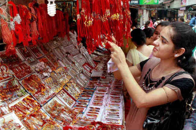 रक्षाबंधन आज : जानें, राशि अनुसार किस रंग की राखी भाई की कलाई पर बांधें