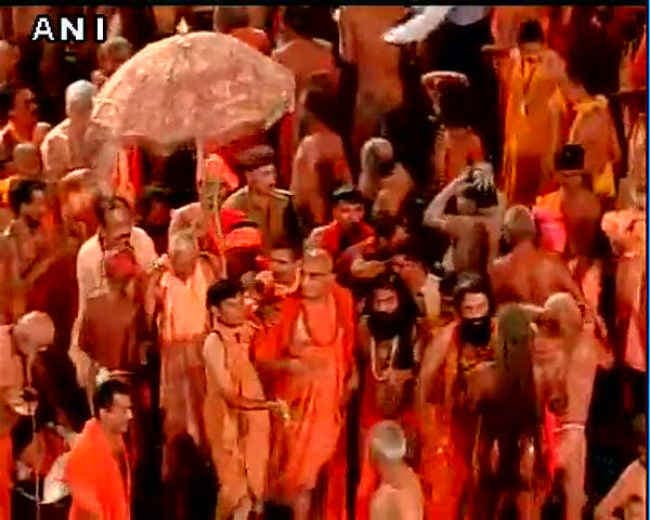 नासिक कुंभ : पहला शाही स्‍नान आज, लाखों श्रद्धालु लगा रहे हैं डुबकी