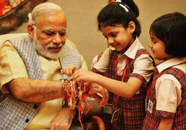 बच्चों ने PM नरेंद्र मोदी को बांधी राखी, पीएम ने दी देशवासियों को बधाई