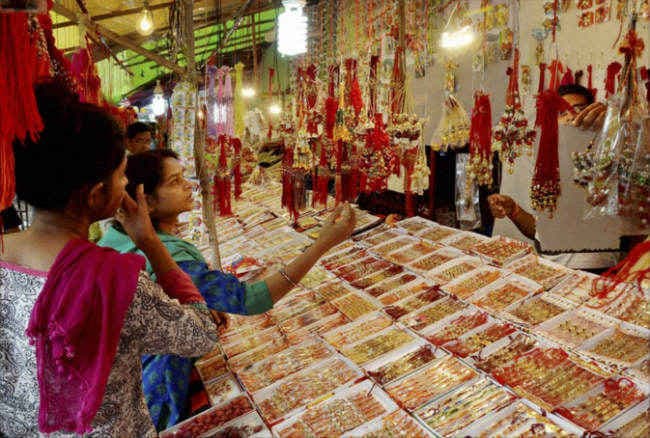 रक्षाबंधन में भाई अपनी बहन को दें सकते हैं ये 10 गिफ्ट