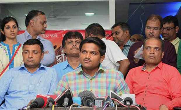 पटेल आंदोलन में हिंसा : नौ पुलिस वालों पर मामला दर्ज, कल अंतिम संस्कार में शामिल होंगे हार्दिक पटेल