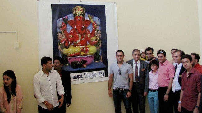 साक्षी के साथ सिद्धिविनायक गये धौनी, बदलती टीम इंडिया का समर्थन किया