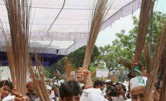 दिल्ली में टूट रहा ‘आप’ का तिलिस्म