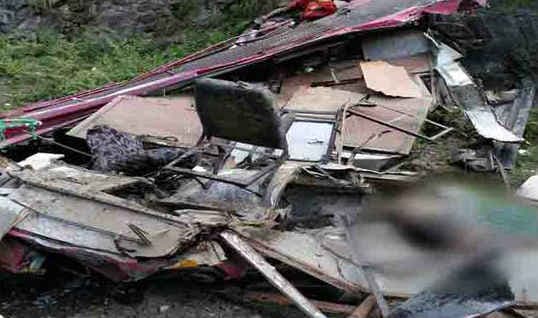 हिमाचल प्रदेश : बस खाई में गिरी, 18 की मौत