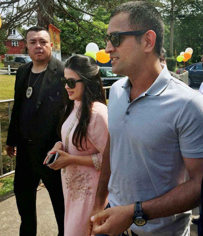 अमेरिका में सम्मानित हुए महेंद्र सिंह धौनी