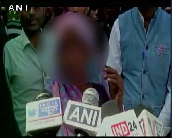 मध्‍यप्रदेश : भूमि विवाद में महिला की पिटाई, मूत्र पीने को किया विवश