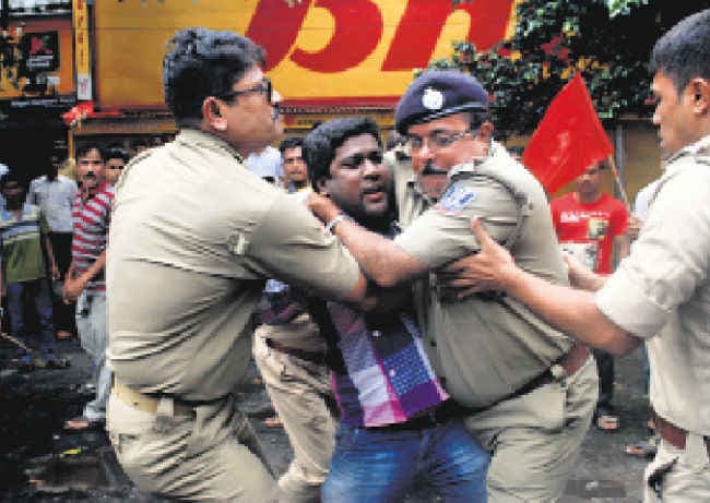 जनजीवन अस्त-व्यस्त : राज्य में कई जगह हिंसक झड़प