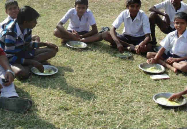 मध्यप्रदेश के छत्तरपुर में मिड डे मील खाकर 50 से ज्यादा बच्चे बीमार