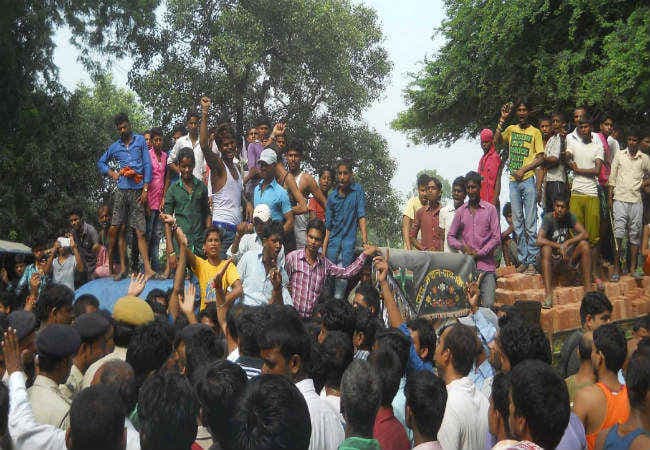 पटना : बेलगाम ट्रक ने 5 युवकों को रौंदा, 2 की मौत, 3 गंभीर रूप से जख्मी