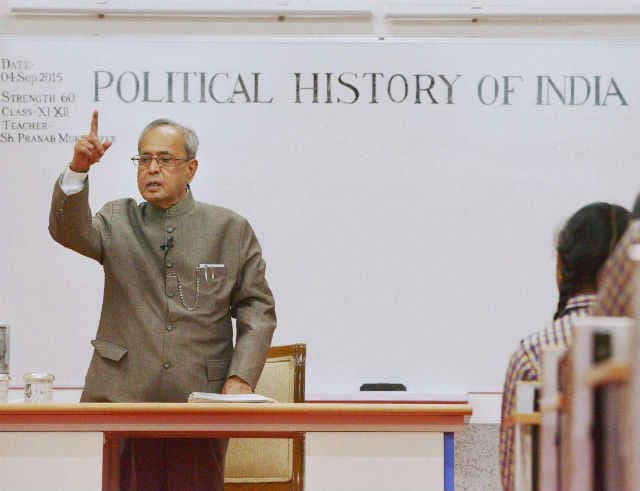 "मुखर्जी सर" ने ली राजनीतिक इतिहास की क्लास