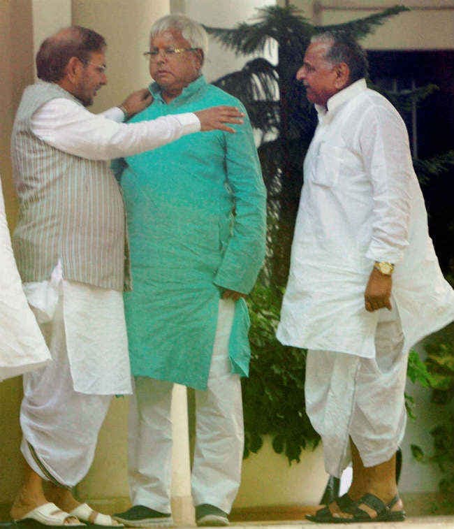 मुलायम को मनाने दिल्ली पहुंचे लालू और शरद, मुलायम ने साधा मौन