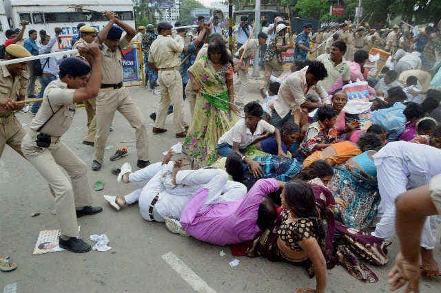 बिहार : निषाद समुदाय के हिंसक प्रदर्शन पर पुलिस ने की लाठीचार्ज, आंसू गैस के गोले दागे