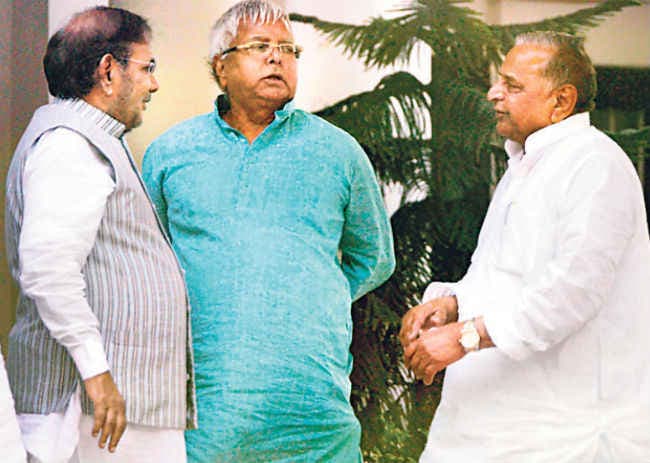 कठोर ही बने रहे मुलायम, लालू-शरद ने समझाने का किया प्रयास