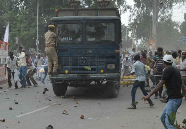 पटना : निषाद अधिकार मार्च पर चटकीं पुलिस की लाठियां, पत्थरबाजी, फायरिंग, छोड़े गये आंसू गैस के गोले