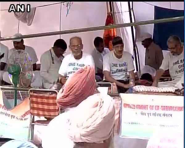 OROP : पूर्व सैनिकों का धरना आज भी जारी कहा, मोदी सरकार ने दिया धोखा