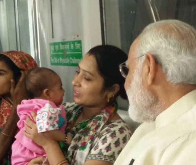 प्रधानमंत्री नरेंद्र मोदी जब मेट्रो के अंदर खेलने लगे बच्चे से