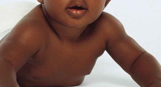 समलैंगिक जोड़े ने अश्वेत बच्चा होने पर खटखटाया कोर्ट का दरवाजा