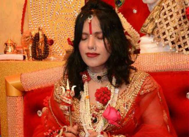 हाई प्रोफाइल सेक्‍स रैकेट चलाती है राधे मां, मॉडल ने लगाया आरोप