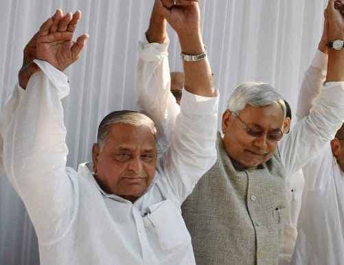 मुलायम ने बिना नाम लिये नीतीश पर उठाये सवाल, BJP के समर्थन से सरकार चलाने वाले सेक्यूलर कैसे