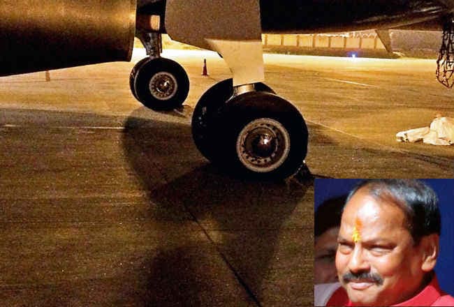रांची में फट गया गो एयरवेज के विमान का टायर, पर झारखंड सीएम रघुवर दास को नहीं हुआ अहसास