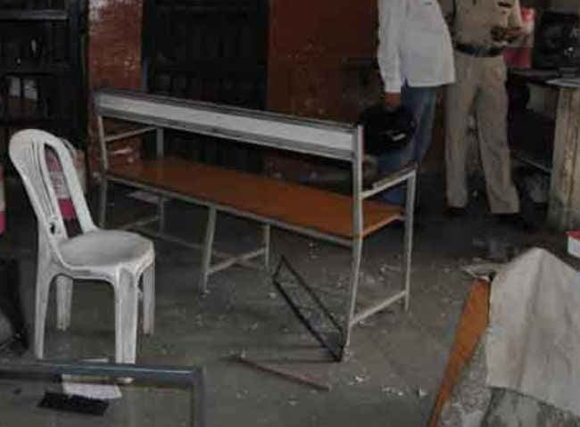 थाने पर हमला, तोड़फोड़