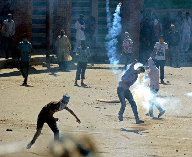 फिर कश्मीर में लहराये गये आईएसआईएस के झंडे, गोमांस प्रतिबंध के निर्देश के खिलाफ प्रदर्शन