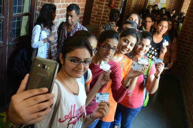 डूसू चुनाव : मतदान के दिन उत्साही छात्रों की चहल पहल