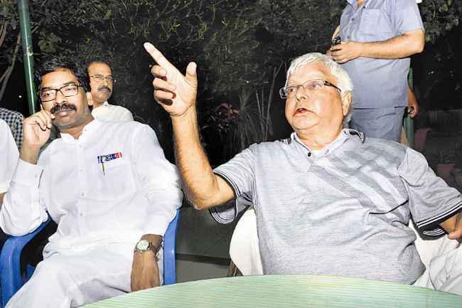 बिहार चुनाव: लालू-नीतीश से मिले हेमंत, महागंठबंधन में शामिल हो सकता है JMM