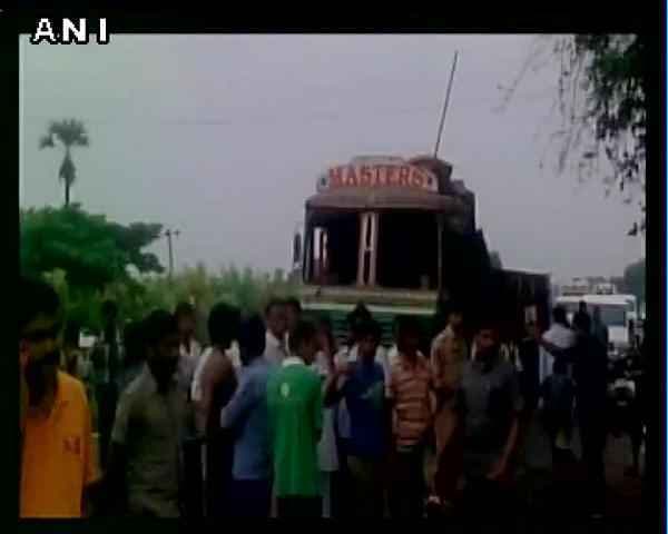 आंध्र प्रदेश: ड्राइवर की छपकी ने ली 16 लोगों की जान