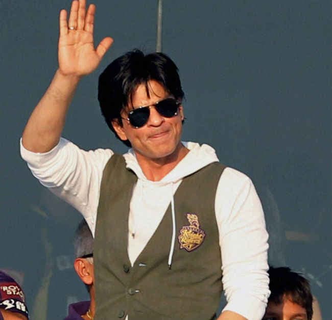 शाहरुख के बेटे आर्यन ने अबराम को उलटा लटकाया, देखें वीडियो