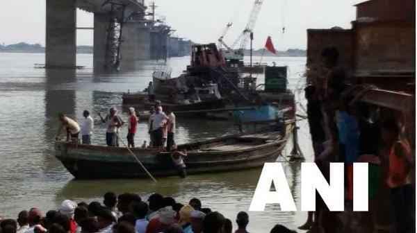 बिहार : निर्माणाधीन पुल पर हादसा, गंगा नदी में गिरे 5-6 मजदूर, एक शव बरामद