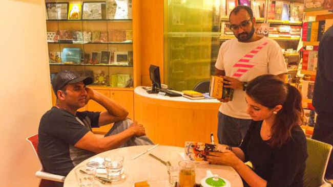 VIDEO : ट्विंकल का ऑटोग्राफ लेने के लिए फैन ने किया अक्षय को इग्नोर