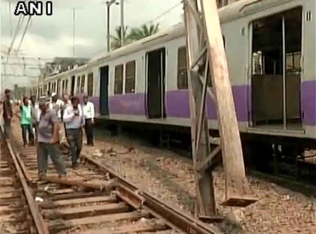 मुंबई में लोकल ट्रेन पटरी से उतरी, सेवाएं प्रभावित, रेलमंत्री आज करेंगे सुरक्षा की समीक्षा