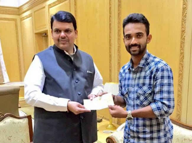 किसानों की मदद के लिए आगे आये रहाणे, सीएम को सौंपा पांच लाख का चेक