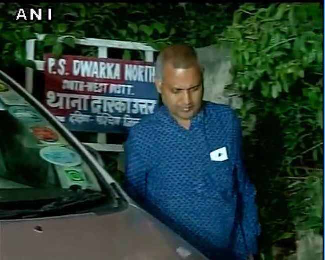 कुत्ते के साथ रात 2 बजे थाने पहुंचे ”आप” नेता सोमनाथ भारती