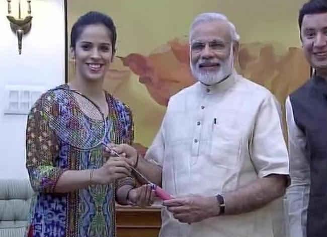 साइना नेहवाल मिली पीएम मोदी से, तोहफे में दिया रैकेट