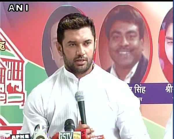 पासवान की पार्टी ने 12 में तीन सीटें अपने परिजनों को दी, जमालपुर से भी नाम तय