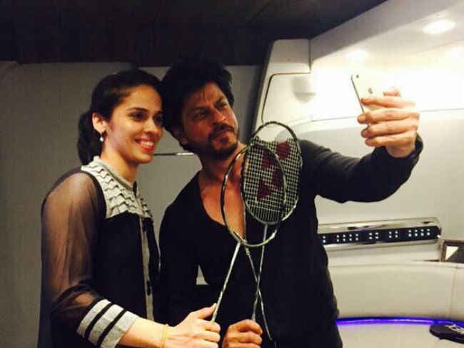 ‘दिलवाले'' के सेट पर शाहरुख-साइना का सेल्‍फी-मूवमेंट