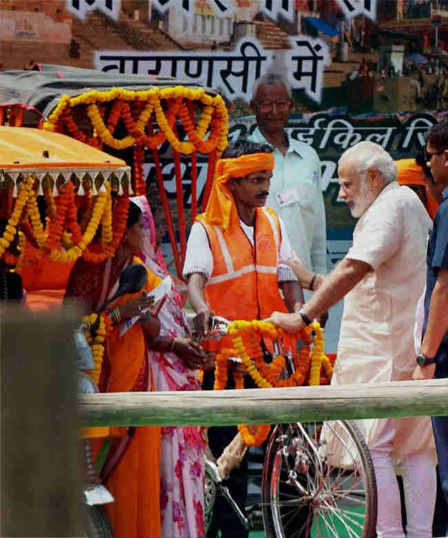 प्रधानमंत्री नरेंद्र मोदी का  वाराणसी दौरा : की  "रिक्शा पॉलीटिक्स", दी कई सौगात
